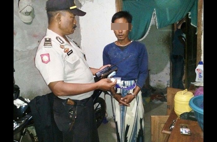 Nekat Edarkan Pil Koplo, Warga Montong Tuban Diborgol Polisi Nekat Edarkan Pil Koplo, Warga Montong Tuban Diborgol Polisi