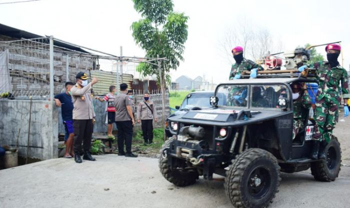 Tim Gabungan Semprotkan Disinfektan ke Zona Merah Covid-19 di Sidoarjo