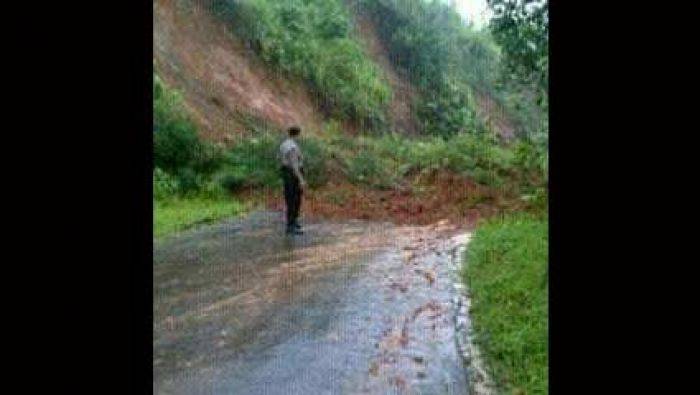 Hujan Tiga Jam, Tebing di Desa Suren Lor Trenggalek Longsor Hujan Tiga Jam, Tebing di Desa Suren Lor Trenggalek Longsor