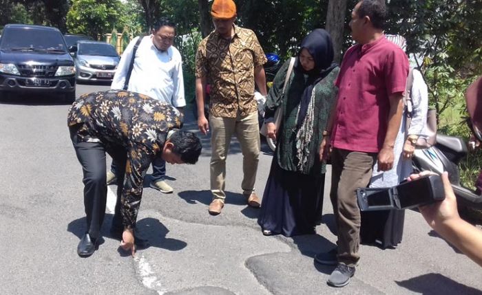 Jalan Aspal Mengelupas, Komisi III DPRD Probolinggo Gelar Sidak Jalan Aspal Mengelupas, Komisi III DPRD Probolinggo Gelar Sidak