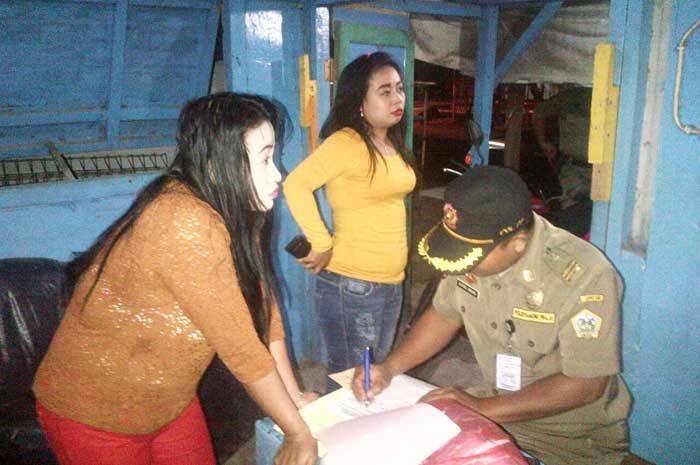 Dispol PP Gresik Obrak Warung-Kafe yang Sediakan PSK dan Minuman Keras Dispol PP Gresik Obrak Warung-Kafe yang Sediakan PSK dan Minuman Keras