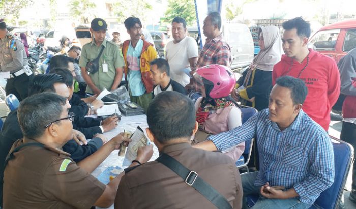 Gelar Operasi Patuh Semeru di Jalan Ahmad Yani, Polres Bangkalan Tilang 70 Pelanggar Gelar Operasi Patuh Semeru di Jalan Ahmad Yani, Polres Bangkalan Tilang 70 Pelanggar