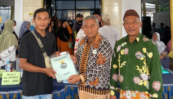 Minimalisir Potensi Sengketa Warga, Kantah Pasuruan Serahkan 400 Sertifikat PTSL di Desa Ngadimulyo Minimalisir Potensi Sengketa Warga, Kantah Pasuruan Serahkan 400 Sertifikat PTSL di Desa Ngadimulyo