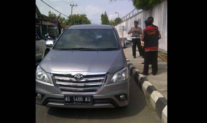 Pecah Kaca Mobil, Pencuri di Kediri Bawa Kabur Barang Berharga Milik Warga Malaysia Pecah Kaca Mobil, Pencuri di Kediri Bawa Kabur Barang Berharga Milik Warga Malaysia