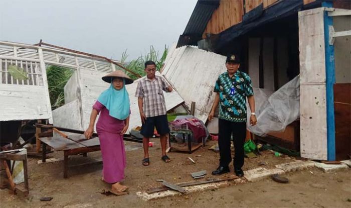 Puting Beliung Porak-porandakan Puluhan Rumah di Bojonegoro Puting Beliung Porak-porandakan Puluhan Rumah di Bojonegoro
