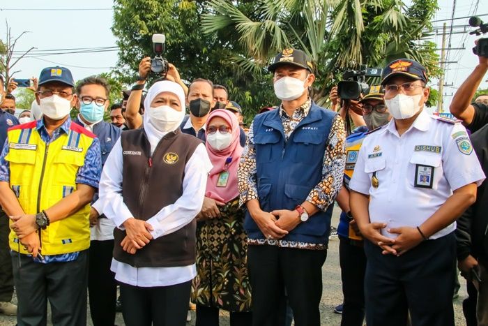 Sidak Jembatan Ambles di Lamongan, Gubernur Khofifah Pastikan Arus Suplai Logistik di Jatim Aman