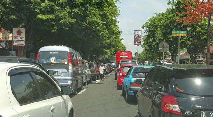 Jalur Surabaya-Nganjuk Macet, Antrean Kendaraan Capai Belasan Kilometer Jalur Surabaya-Nganjuk Macet, Antrean Kendaraan Capai Belasan Kilometer