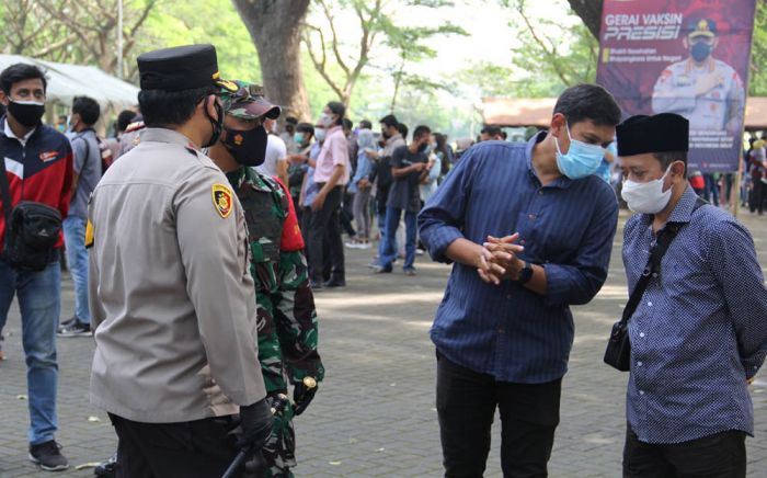 Sasar 3.000 Orang, Wali Kota Kediri, Kapolres, Dandim, dan Ketua PCNU Tinjau Vaksinasi Massal Sasar 3.000 Orang, Wali Kota Kediri, Kapolres, Dandim, dan Ketua PCNU Tinjau Vaksinasi Massal