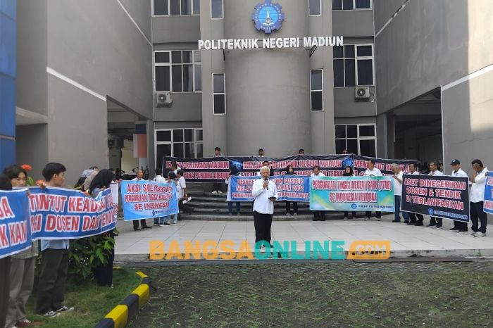 Dosen Poltek Madiun Gelar Aksi Damai, Tuntut Pengangkatan P3PK PTNB Jadi PNS Dosen Poltek Madiun Gelar Aksi Damai, Tuntut Pengangkatan P3PK PTNB Jadi PNS