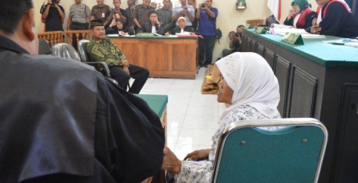 Sidang Lanjutan Nenek Asyani, JPU Hadirkan Enam Orang Saksi, PH Asyani: Saksi Ahli Tak Kualified!