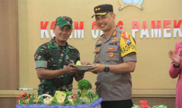 Ikut Rayakan HUT TNI ke-74, Polres Pamekasan Beri Kejutan ke Kodim 0826