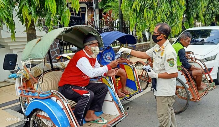 Satpol PP Trenggalek Bagikan Masker ke Tukang Becak, Imbau Tak Himpitan Saat Mangkal