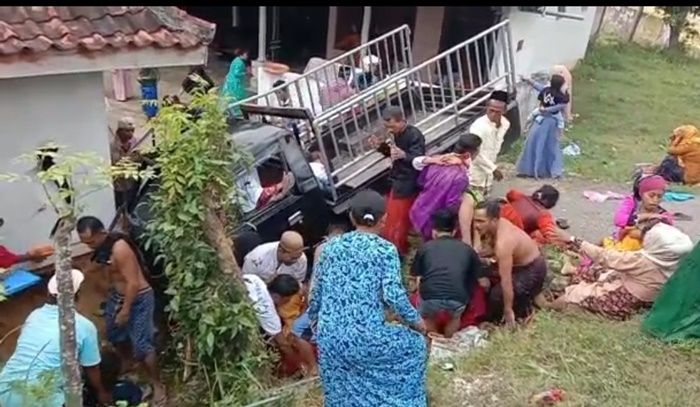 Tergelincir Tumpahan Solar, Pikap Muat 17 Orang di Pamekasan Terjungkal, 1 Dilarikan ke RS Tergelincir Tumpahan Solar, Pikap Muat 17 Orang di Pamekasan Terjungkal, 1 Dilarikan ke RS