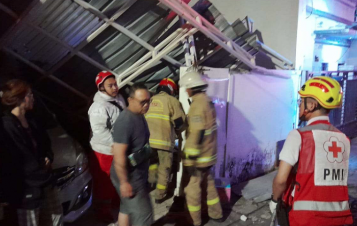 Rumah di Mulyosari Surabaya Hancur karena Ledakan Elpiji, Satu Korban Luka Bakar Dilarikan ke RS Rumah di Mulyosari Surabaya Hancur karena Ledakan Elpiji, Satu Korban Luka Bakar Dilarikan ke RS