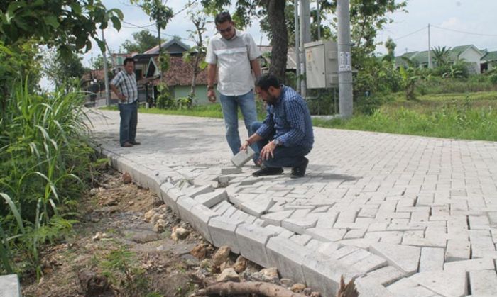 Belum Genap 20 Hari, Jalan Paving di Sumberkepuh Nganjuk Bergelombang