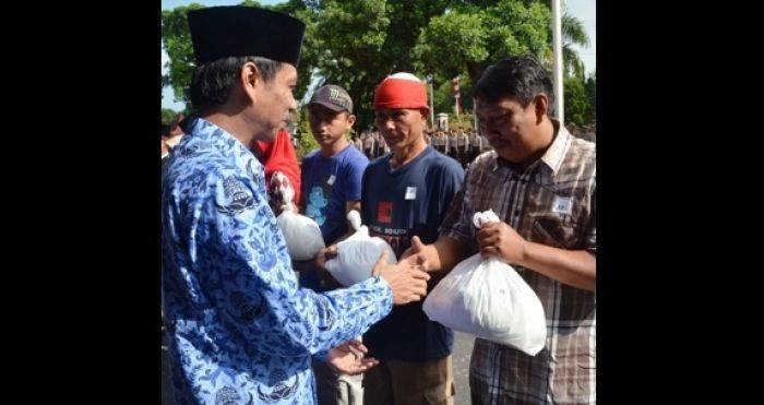 HUT Satpol PP, Bupati Bondowoso Santuni Penarik Becak dan PKL