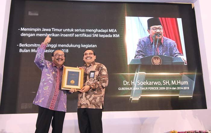 Pakde Karwo Raih Penghargaan Tokoh Pemrakarsa Standardisasi dari BSN Pakde Karwo Raih Penghargaan Tokoh Pemrakarsa Standardisasi dari BSN