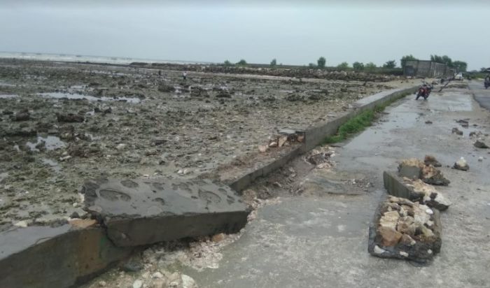 Tanggul Pantai Ngemboh Gresik Rusak Berat Diterjang Ombak Tanggul Pantai Ngemboh Gresik Rusak Berat Diterjang Ombak
