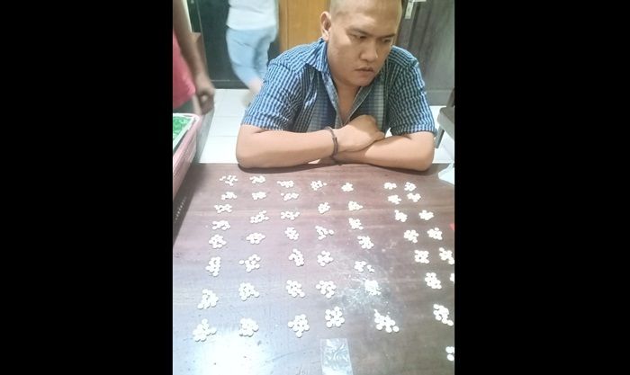 Edarkan Sabu dan Pil Dobel L, Pemuda Asal Nganjuk Ditangkap Polisi Edarkan Sabu dan Pil Dobel L, Pemuda Asal Nganjuk Ditangkap Polisi