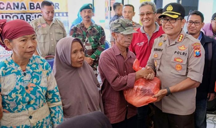 Kapolresta Sidoarjo Serahkan 1.200 Paket Sembako bagi Korban Banjir di Tanggulangin