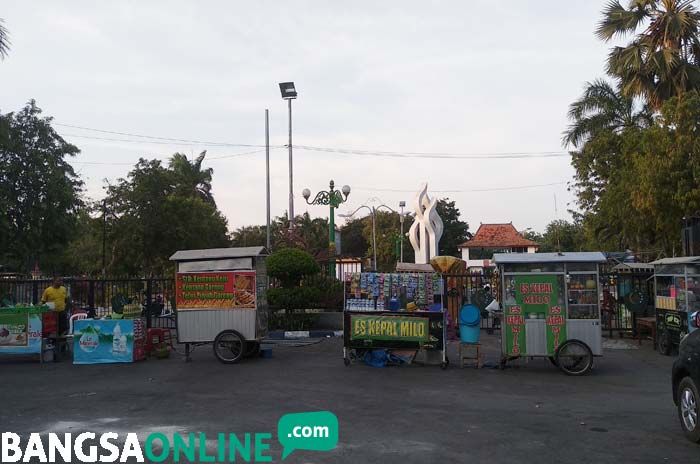 Bersihkan PKL, Bupati Pamekasan: Arek Lancor Harus Menjadi Taman Hijau Bersihkan PKL, Bupati Pamekasan: Arek Lancor Harus Menjadi Taman Hijau