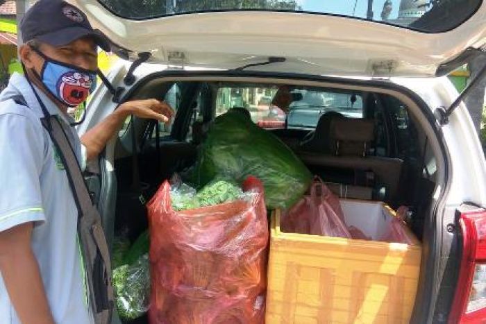 Komunitas Hidroponik Kota Kediri Bagi-Bagi Sayuran untuk Warga yang Isolasi Diri karena Corona Komunitas Hidroponik Kota Kediri Bagi-Bagi Sayuran untuk Warga yang Isolasi Diri karena Corona