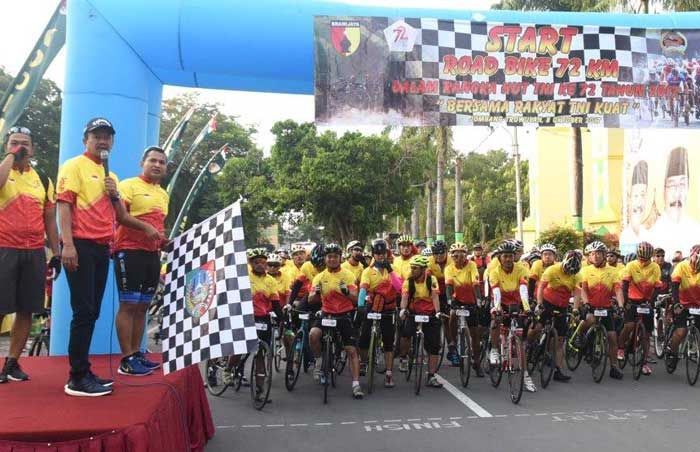 Bupati Jombang Berangkatkan Road Bike HUT TNI ke-72