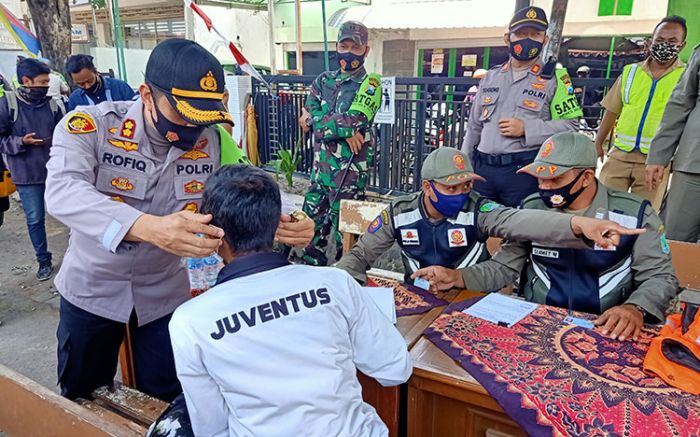 Operasi Masker di Pasuruan, Pelanggar Baca Ayat Kursi Karena Tak Hafal Pancasila Operasi Masker di Pasuruan, Pelanggar Baca Ayat Kursi Karena Tak Hafal Pancasila
