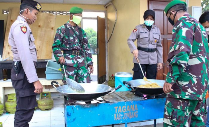 Lapangan Tenis Polres Jombang Jadi Dapur Umum