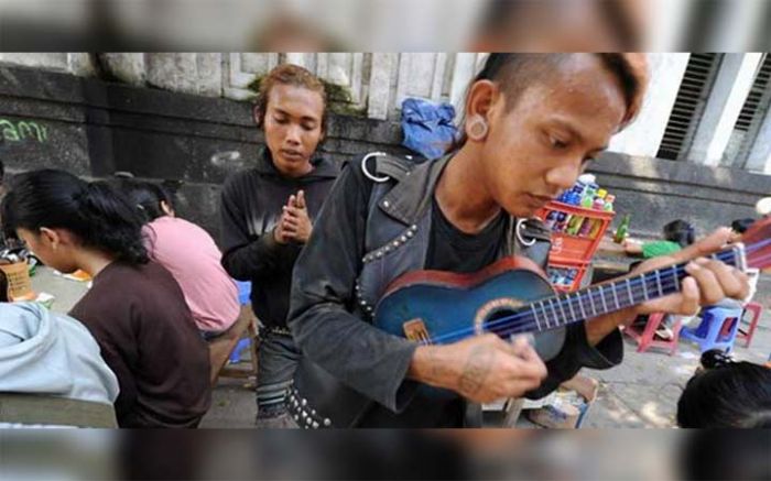 Tafsir Al-Isra 28: Memberi Anak Punk Ngamen, Haram? Tafsir Al-Isra 28: Memberi Anak Punk Ngamen, Haram?