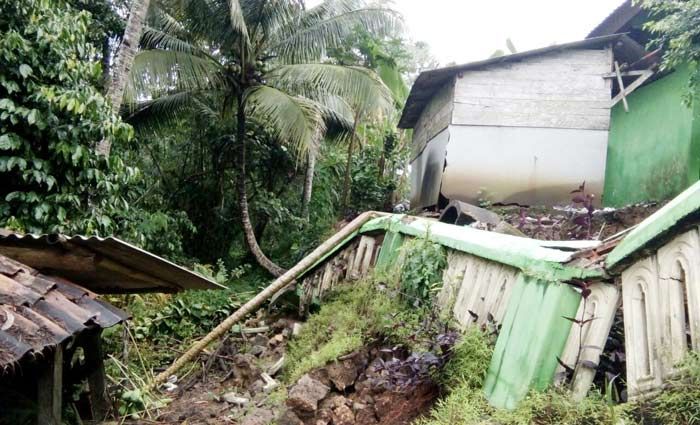 Pagi Buta, Longsor Terjang MI Muhammadiyah di Pacitan