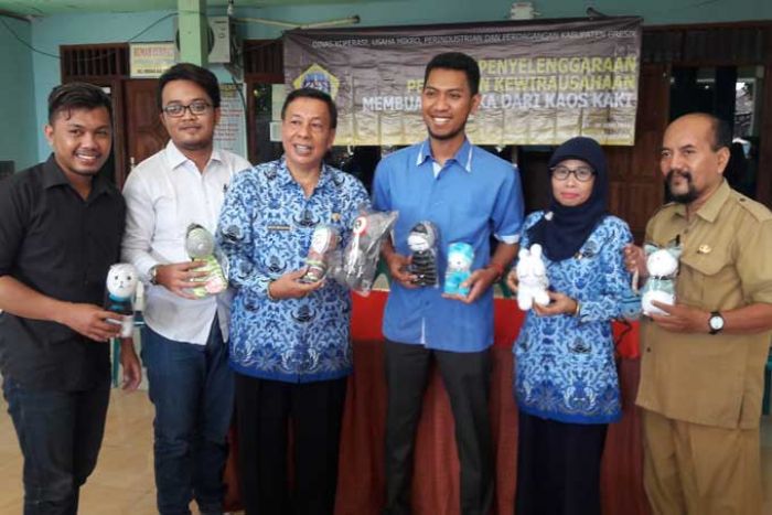 Roadshow UMKM di Kebomas, Dinkop Gresik Ajari Ibu-ibu di Randuagung Membuat Boneka Kaos Kaki Roadshow UMKM di Kebomas, Dinkop Gresik Ajari Ibu-ibu di Randuagung Membuat Boneka Kaos Kaki