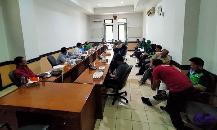 Datangi DPRD Kabupaten Pasuruan, KSM Sampaikan Tuntutan Terkait Penanganan Sampah Rumah Tangga Datangi DPRD Kabupaten Pasuruan, KSM Sampaikan Tuntutan Terkait Penanganan Sampah Rumah Tangga