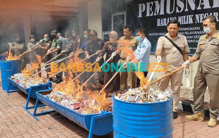 Bea Cukai Kediri Musnahkan Jutaan Batang Rokok Ilegal di TPA Klotok Bea Cukai Kediri Musnahkan Jutaan Batang Rokok Ilegal di TPA Klotok
