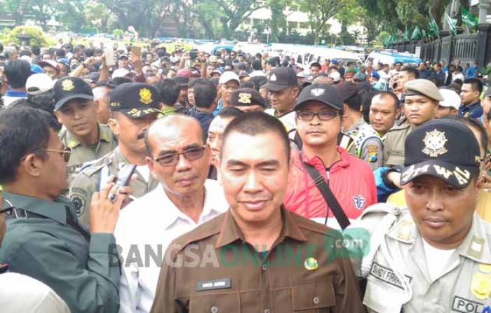 Demo, Sopir Mikrolet dan Taksi di Malang Mogok Massal, Penumpang Terdampar
