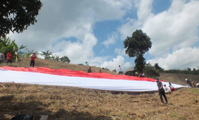 Warga Jember Bentangkan Bendera Merah Putih Ukuran Raksasa Hasil Bikinan Sendiri