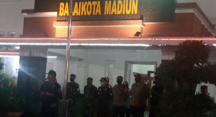 Sidak Keliling Kota, Wali Kota Madiun Dapati 1 Cafe Nekat Buka Hingga Larut Malam Sidak Keliling Kota, Wali Kota Madiun Dapati 1 Cafe Nekat Buka Hingga Larut Malam