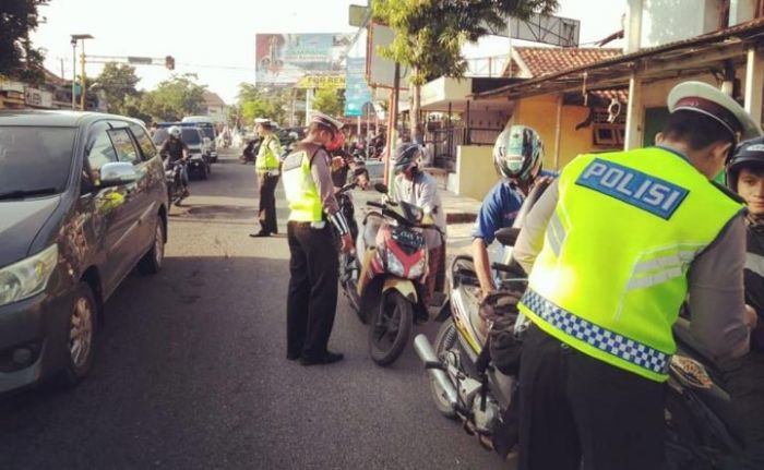Gelar Razia Rutin, Satlantas Polres Sampang Tindak Puluhan Pelanggar Lalin Gelar Razia Rutin, Satlantas Polres Sampang Tindak Puluhan Pelanggar Lalin