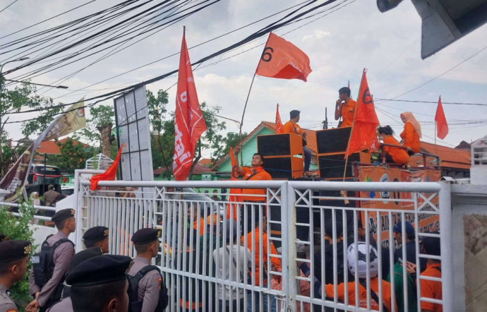 Rekapitulasi Suara Pemilu 2024 oleh KPU Sidoarjo Diwarnai Demonstrasi Partai Buruh Rekapitulasi Suara Pemilu 2024 oleh KPU Sidoarjo Diwarnai Demonstrasi Partai Buruh