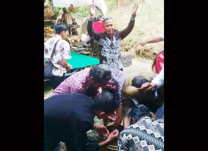 DK3P Ruwatan Massal, Bakal Calon Bupati Pasuruan Ikut Berebut Air Kembang DK3P Ruwatan Massal, Bakal Calon Bupati Pasuruan Ikut Berebut Air Kembang