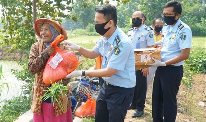 Sisihkan Sebagian Gaji, Pegawai Imigrasi Kediri Bagikan Puluhan Paket Sembako Sisihkan Sebagian Gaji, Pegawai Imigrasi Kediri Bagikan Puluhan Paket Sembako