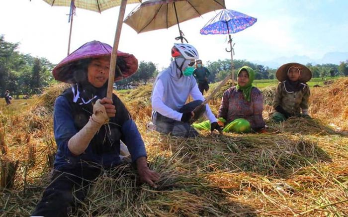 Gowes, Bupati Tantri Blusukan ke Desa-desa Sapa Warganya