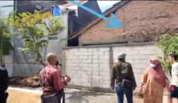 Viral! Rumah Janda di Kudus Ditutup Tembok Setinggi 2,3 Meter Viral! Rumah Janda di Kudus Ditutup Tembok Setinggi 2,3 Meter