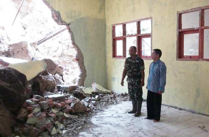 Gedung SMP PGRI di Kebonagung Pacitan Dihajar Longsor Gedung SMP PGRI di Kebonagung Pacitan Dihajar Longsor