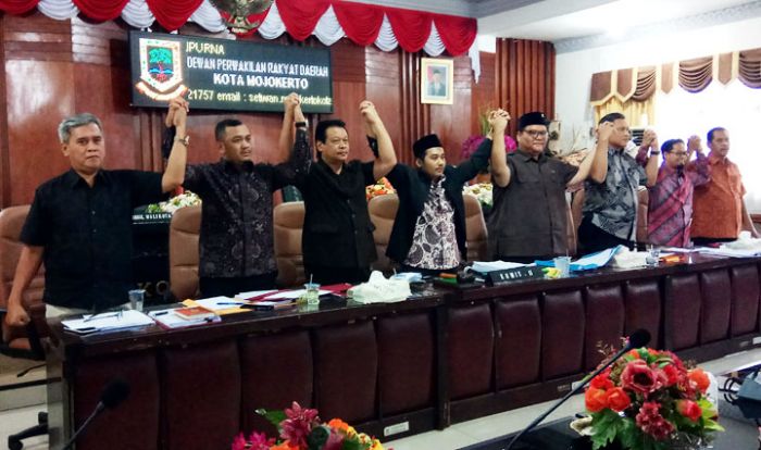 Buka RDP Jilid III, Komisi II Nyanyikan Lagu Iwan Fals, Djunaedi Teteskan Air Mata Buka RDP Jilid III, Komisi II Nyanyikan Lagu Iwan Fals, Djunaedi Teteskan Air Mata