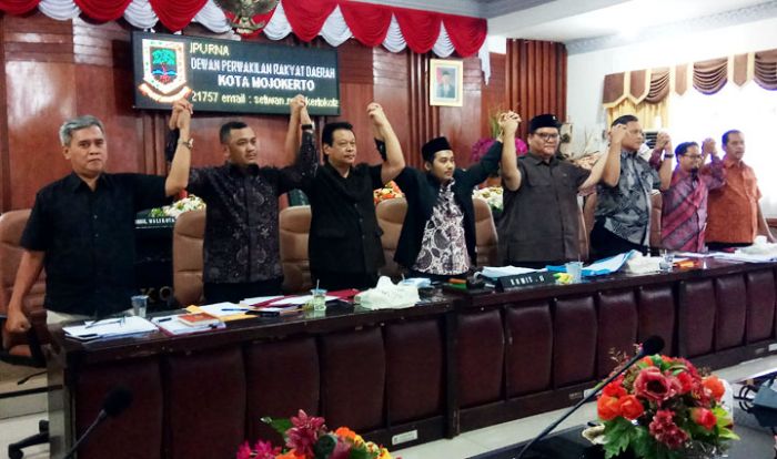 Buka RDP Jilid III, Komisi II Nyanyikan Lagu Iwan Fals, Djunaedi Teteskan Air Mata