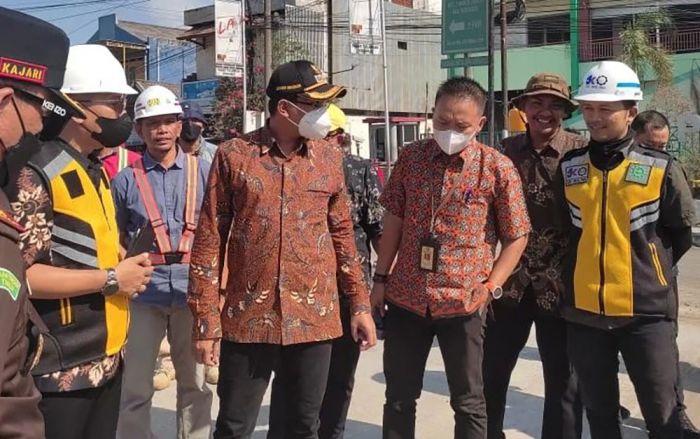 Pastikan Betonisasi Jalan Sesuai Rencana, Bupati Sidoarjo Bakal Kerap Sidak Pastikan Betonisasi Jalan Sesuai Rencana, Bupati Sidoarjo Bakal Kerap Sidak