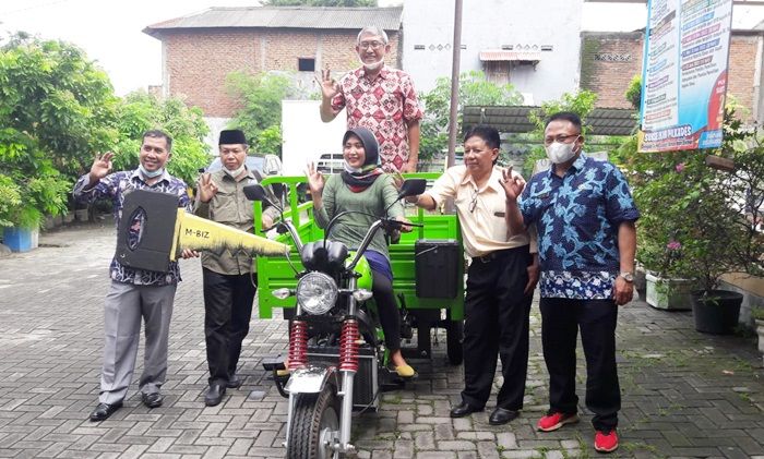 Pemdes Randuagung Gresik Bantu Janda Cantik Pengangkut Sampah Sebuah Motor Gerobak Baru Pemdes Randuagung Gresik Bantu Janda Cantik Pengangkut Sampah Sebuah Motor Gerobak Baru