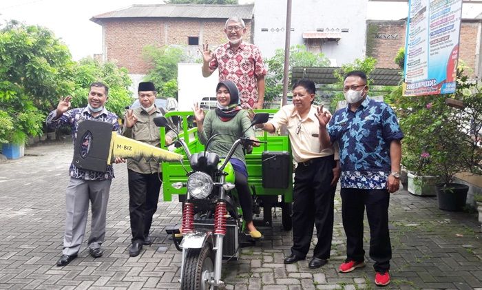 Pemdes Randuagung Gresik Bantu Janda Cantik Pengangkut Sampah Sebuah Motor Gerobak Baru