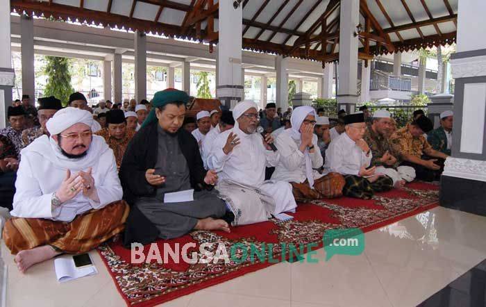 Jelang Rapat Akbar Aktualisasi Resolusi Jihad, Gus Solah Dampingi Kiai Ziarah Makam Gus Dur Jelang Rapat Akbar Aktualisasi Resolusi Jihad, Gus Solah Dampingi Kiai Ziarah Makam Gus Dur